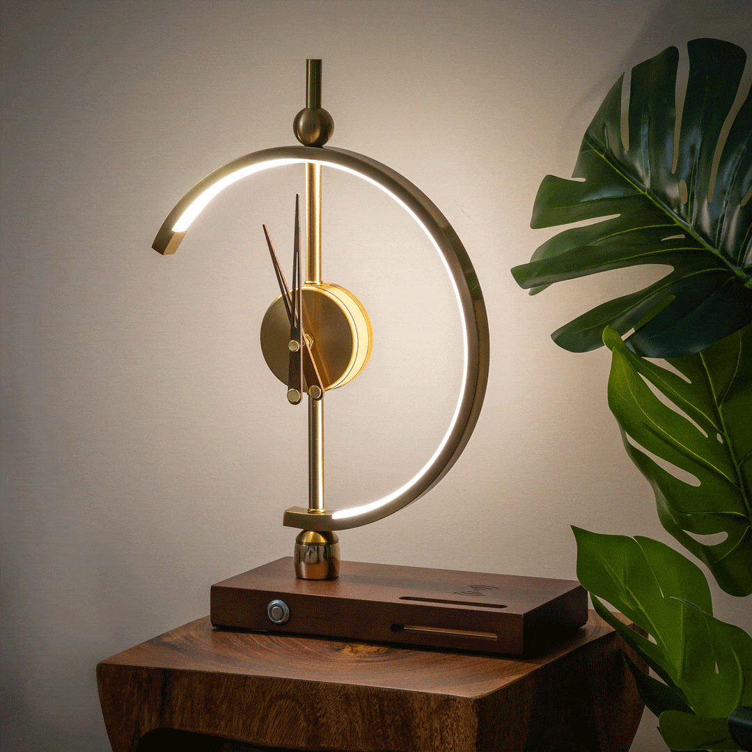 Moderne oplaadbare LED tafellamp met geïntegreerde klok en draadloze Qi oplader voor smartphone.