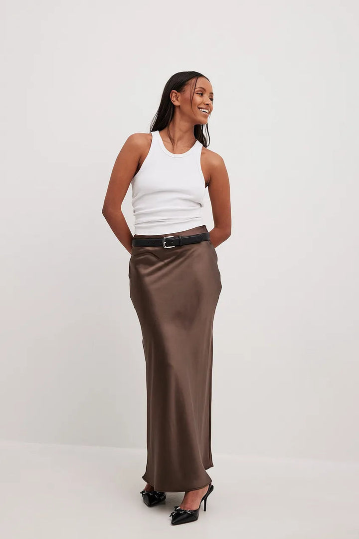 Bruine hoge taille satijnen rok Leona, elegante feestrok met flatterende pasvorm.