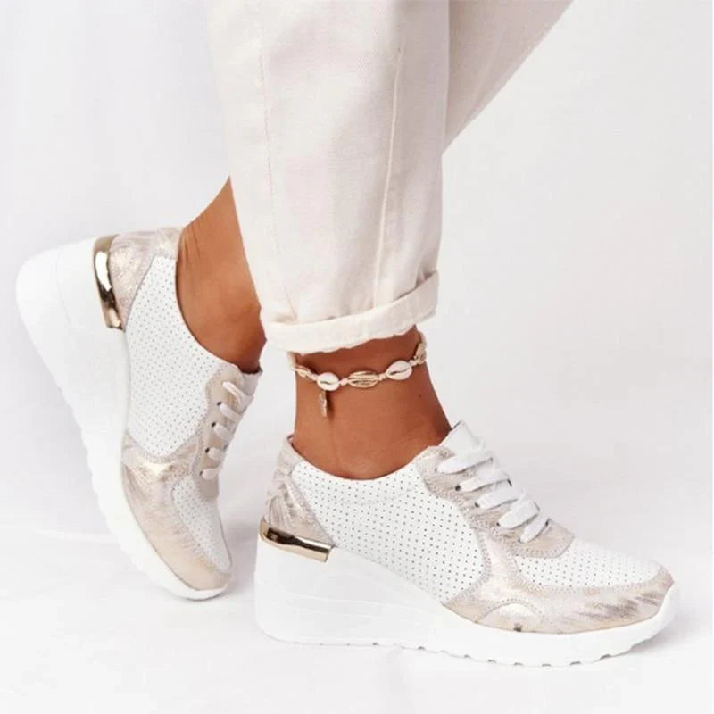 Vooraanzicht van Hoymans dames Air sneakers, toont ruime pasvorm en trendy look.