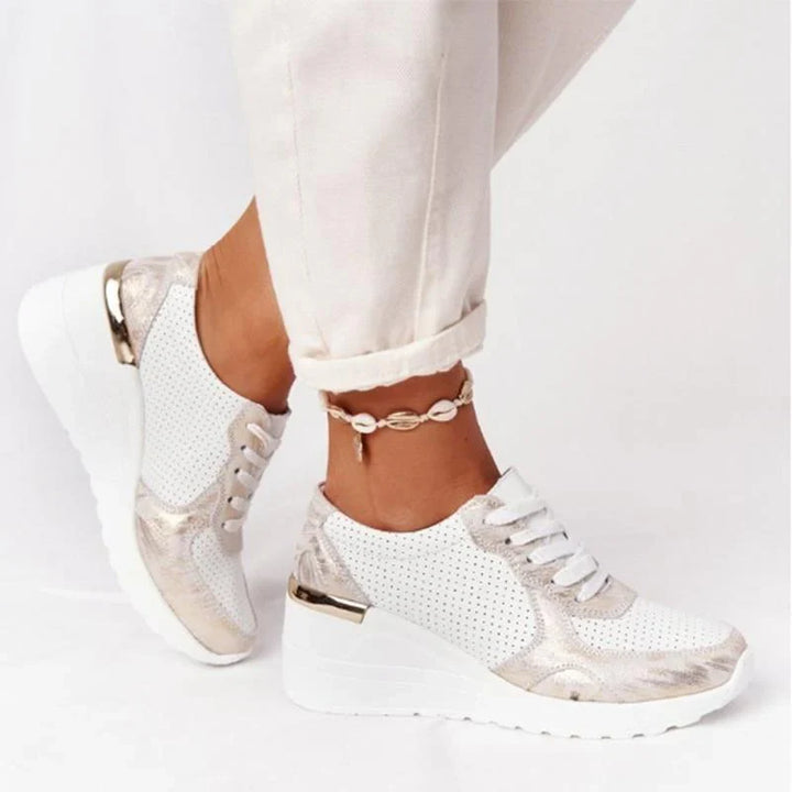 Vooraanzicht van Hoymans dames Air sneakers, toont ruime pasvorm en trendy look.