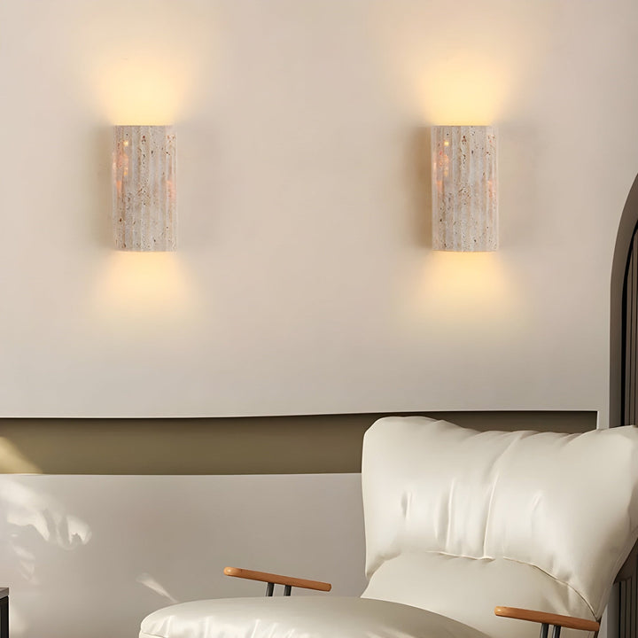 Luxe natuurstenen wandlamp voor binnen, creëert warme sfeerverlichting in huis.