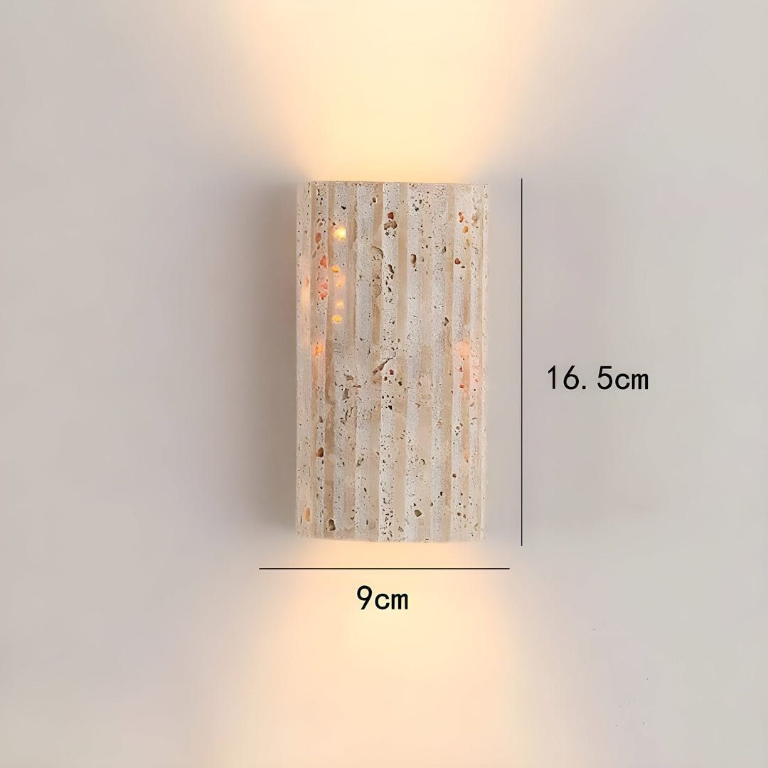 Sfeervolle natuurstenen wandlamp met geïntegreerde LED, luxe toevoeging aan interieur.