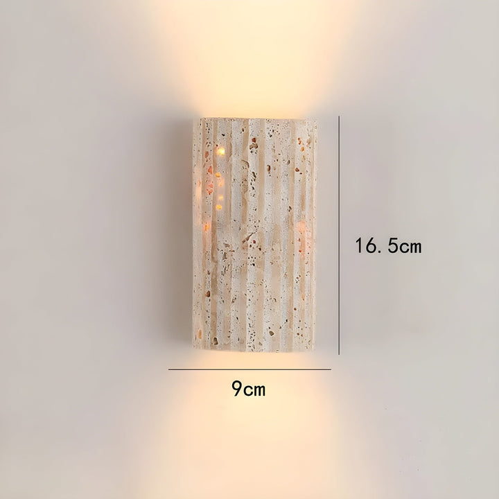 Sfeervolle natuurstenen wandlamp met geïntegreerde LED, luxe toevoeging aan interieur.