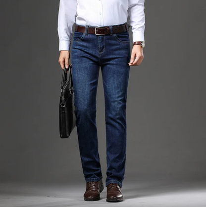 "Nauwsluitende heren jeans met stretch in blauwe tint, comfort en stijl, voor dagelijkse elegantie en veelzijdige looks."