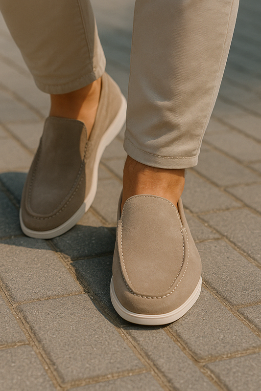 "Navy blauwe suède loafers voor heren, lichtgewicht en ademend, ideaal voor elke gelegenheid, casual en formeel."