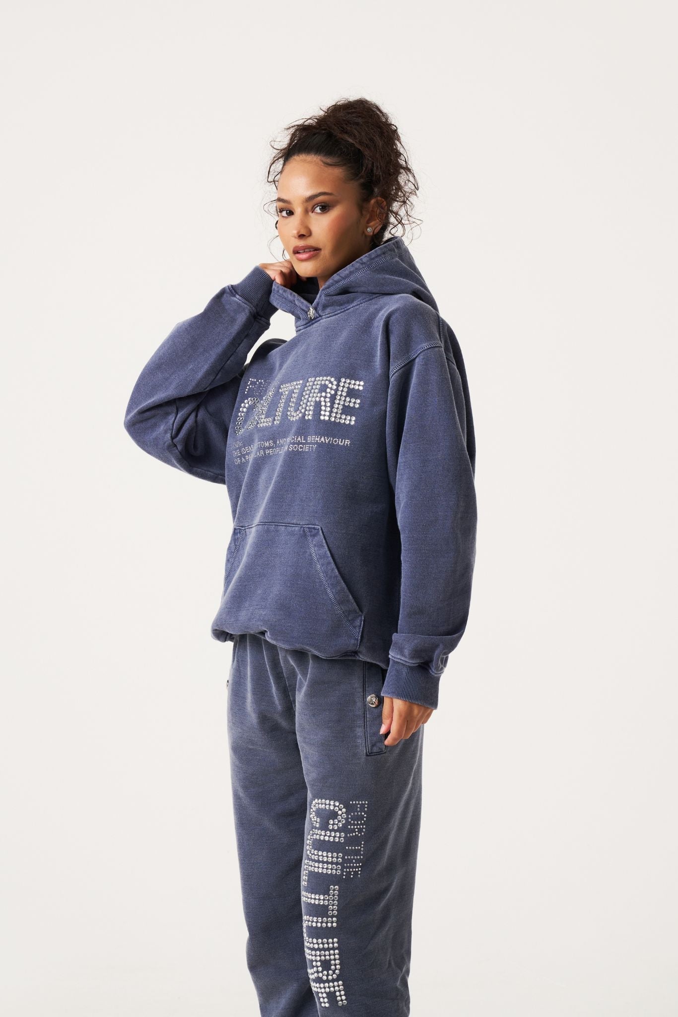 "Navyblauwe hoodie met kristallen details, stijlvolle streetwear luxe voor casual outfits, krachtige mode-uitstraling."