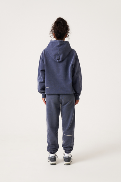 "Navyblauwe hoodie met kristallen details, stijlvolle streetwear luxe voor casual outfits, krachtige mode-uitstraling."