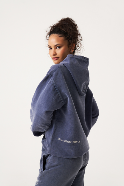 "Navyblauwe hoodie met kristallen details, stijlvolle streetwear luxe voor casual outfits, krachtige mode-uitstraling."