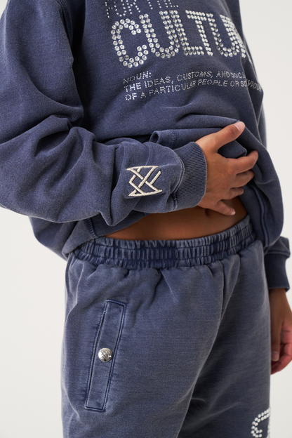 "Navyblauwe hoodie met kristallen details, stijlvolle streetwear luxe voor casual outfits, krachtige mode-uitstraling."