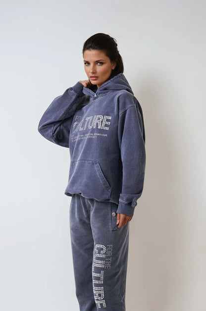 "Navyblauwe hoodie met kristallen details, stijlvolle streetwear luxe voor casual outfits, krachtige mode-uitstraling."