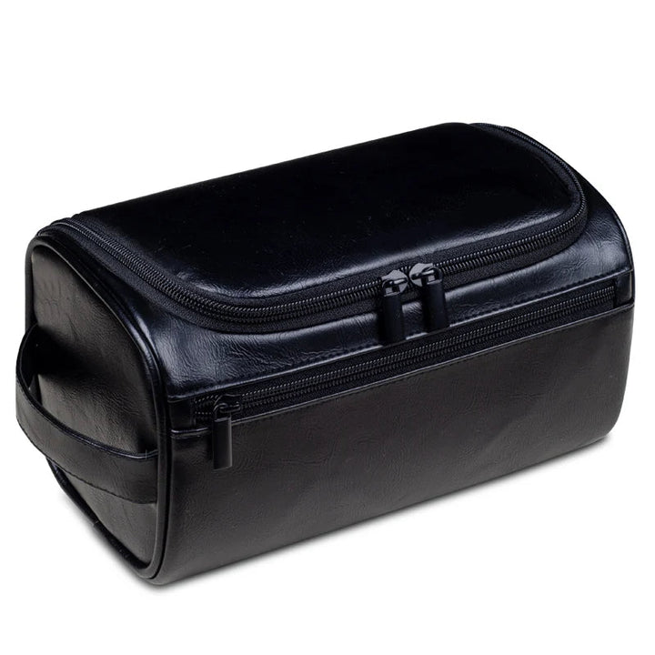 Detailopname van de premium leren textuur van een bruine toilettas, onmisbaar reisaccessoire voor op vakantie.