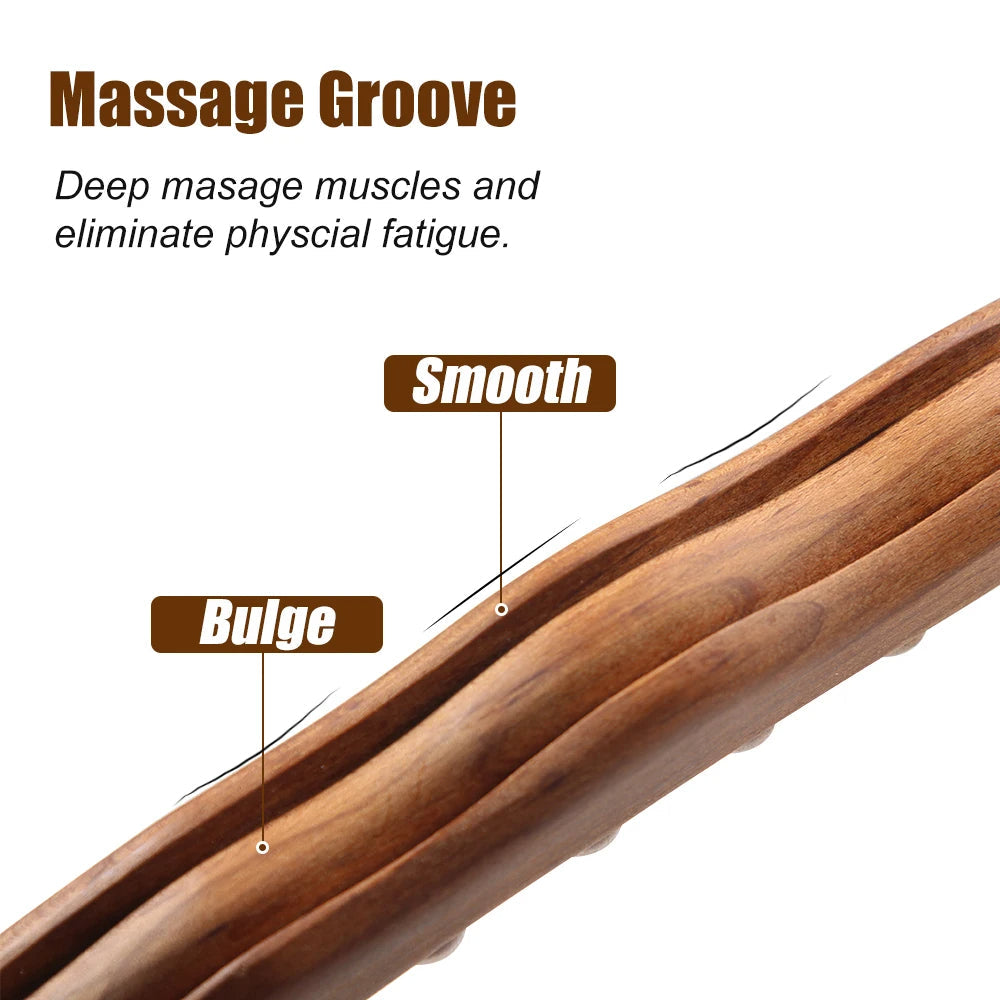 Een hand houdt de houten Gua Sha massagestick vast, klaar voor een ontspannende rug- of nekmassage.
