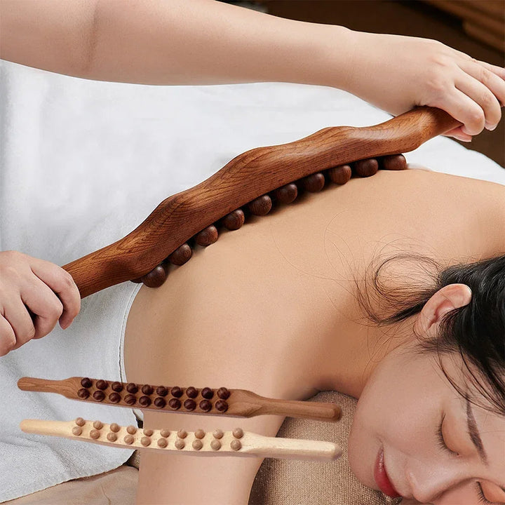 Houten Gua Sha massagestick voor diepe spierontspanning, ideaal voor rug- en schoudermassage.