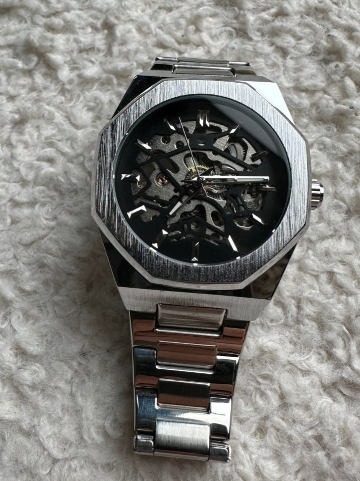 Automatisch herenhorloge met precisie uurwerk, waterdicht en elegant, perfecte tijdwaarneming.