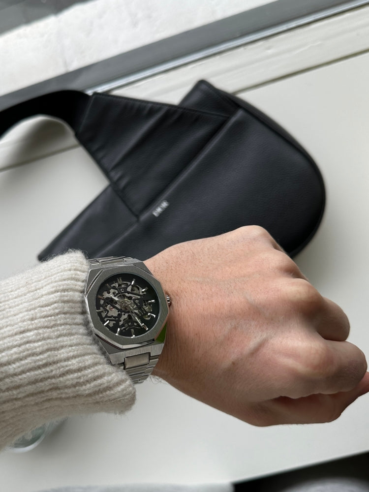 Tijdloos automatisch herenhorloge met robuuste waterdichte kast, ideaal voor herenmode.