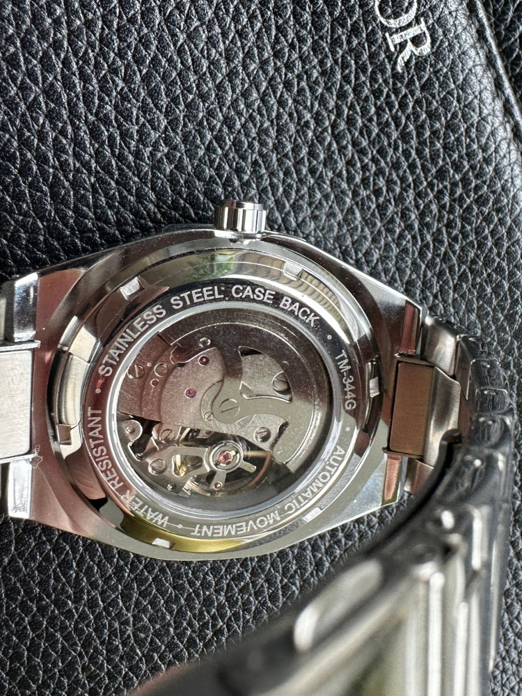 Stijlvol automatisch herenhorloge om pols, toont elegantie en modieus accessoire.