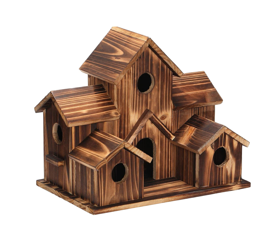 Houten vogelhuisje van natuurhout voor tuinvogels; duurzame nestkast biedt veilige broedplaats.