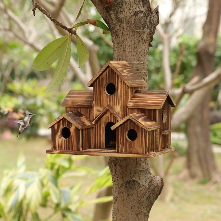 Ingang van ecologisch houten vogelhuisje; veilige broedplaats nestkast voor diverse tuinvogels.