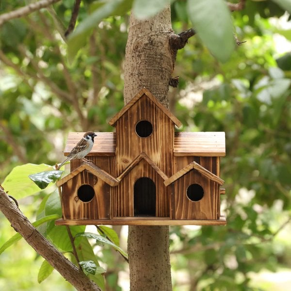 Duurzaam houten vogelhuisje van natuurhout; ecologische nestkast voor tuinvogels en tuindecoratie.