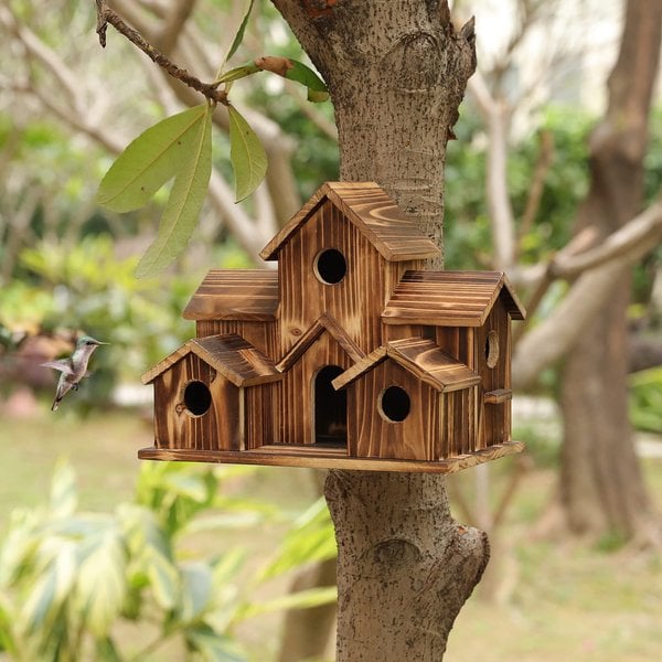 Klassiek houten vogelhuisje, ruime nestkast voor tuinvogels; ideaal voor broedplaats en buitendecoratie.