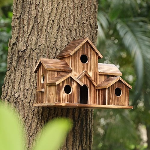 Veilige broedplaats: houten vogelhuisje/nestkast voor tuinvogels, bijdraagt aan vogelbescherming.