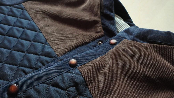 Slimfit heren bomberjack met uniek patchwork design, ritssluiting en trendy mandarijnkraag voor herfst.