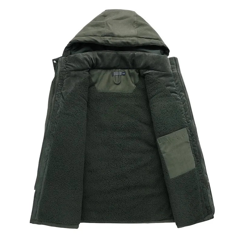 Legergroene heren parka winterjas, casual en warm. Essentiële outdoor jas voor koude dagen. Waterafstotend.