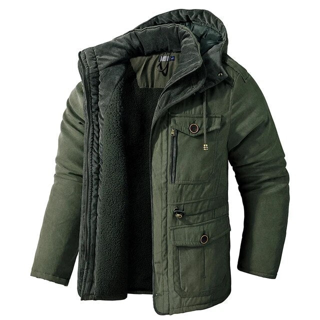 Model draagt warme khaki heren parka winterjas. Ideaal voor casual outdoor avonturen. Waterafstotend.