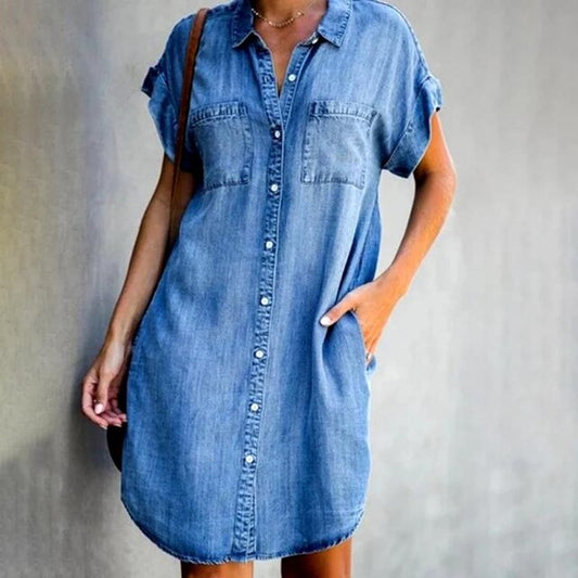 "Nina Denim Jurk Lichtblauw - Comfortabele en veelzijdige lente- en zomerjurk, relaxed fit, ademende denim stof."
