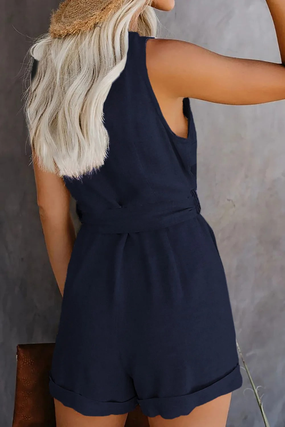 "Nina Jumpsuit met Zakken, V-hals, knoopriem, zachte stretchstof, trendy en comfortabel, perfecte zomeroutfit"