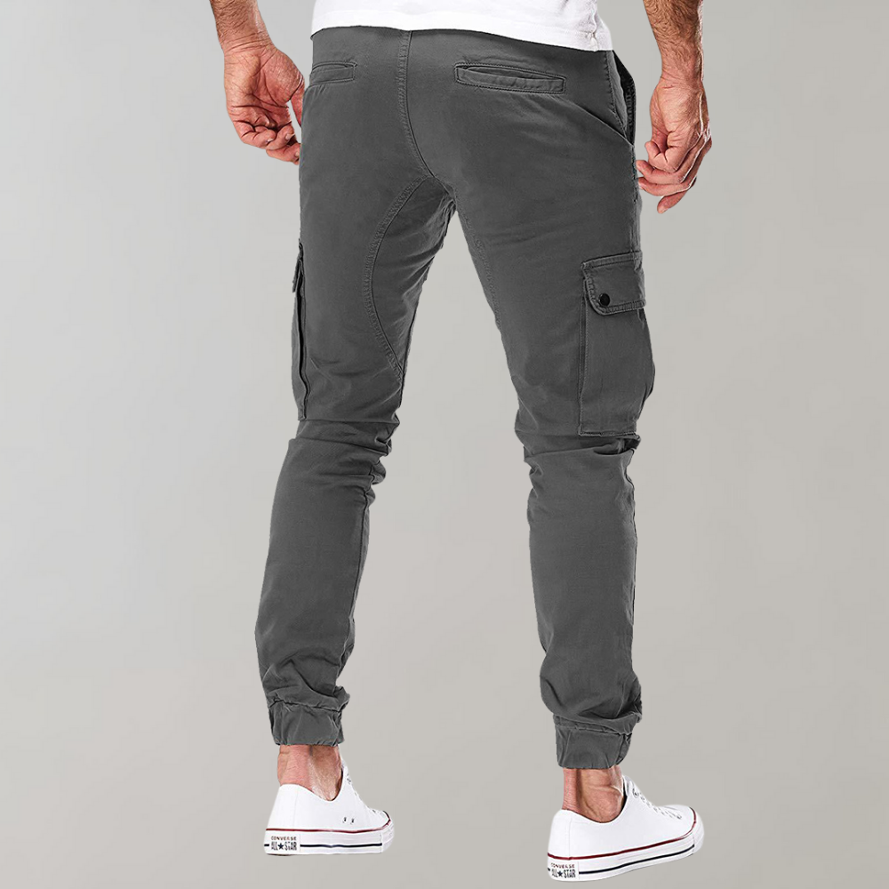 Model draagt een grijze Heren Cargo Broek Noah, toont de casual pasvorm en stijl.