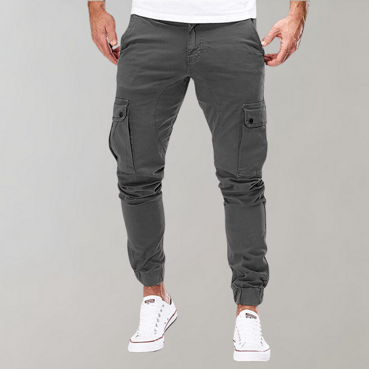 Close-up van de duurzame stof en stiksels van de Heren Cargo Broek Noah.