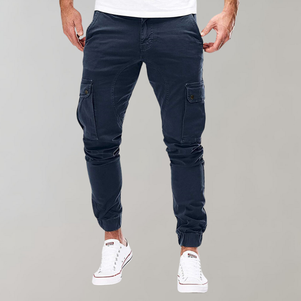 Gedetailleerde weergave van de cargo zakken op de Heren Cargo Broek Noah.