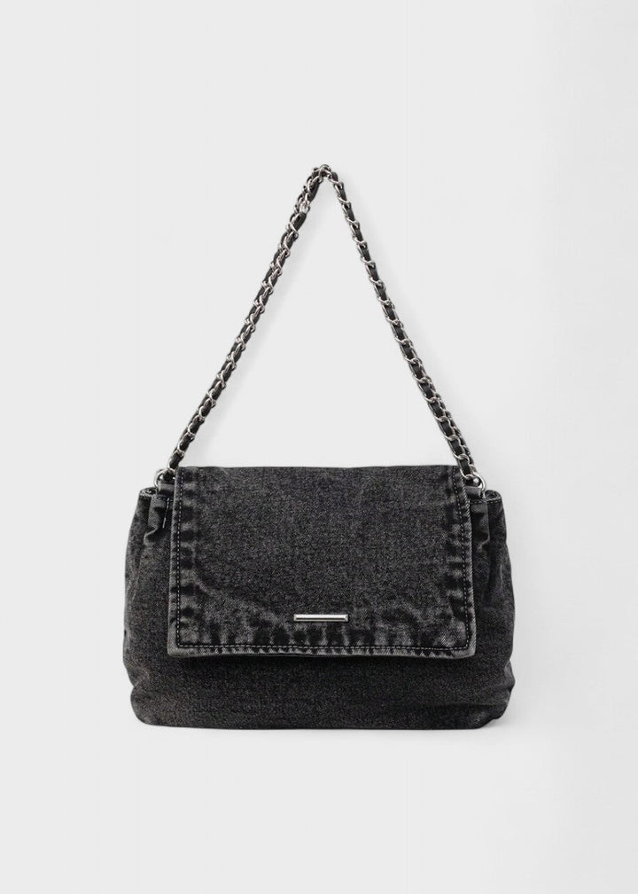 Donkerblauwe casual dames tas, denim kettingtas met urban flair en stevige afwerking.