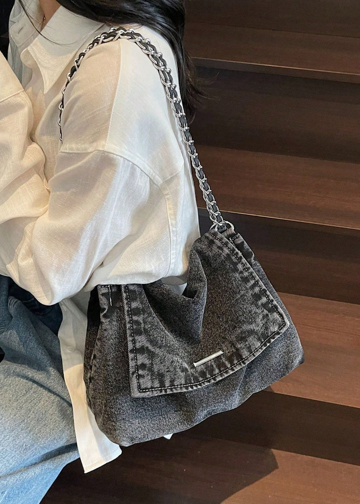 Zwarte denim dames tas, urban kettingtas met robuuste draaisluiting en verstelbare band.