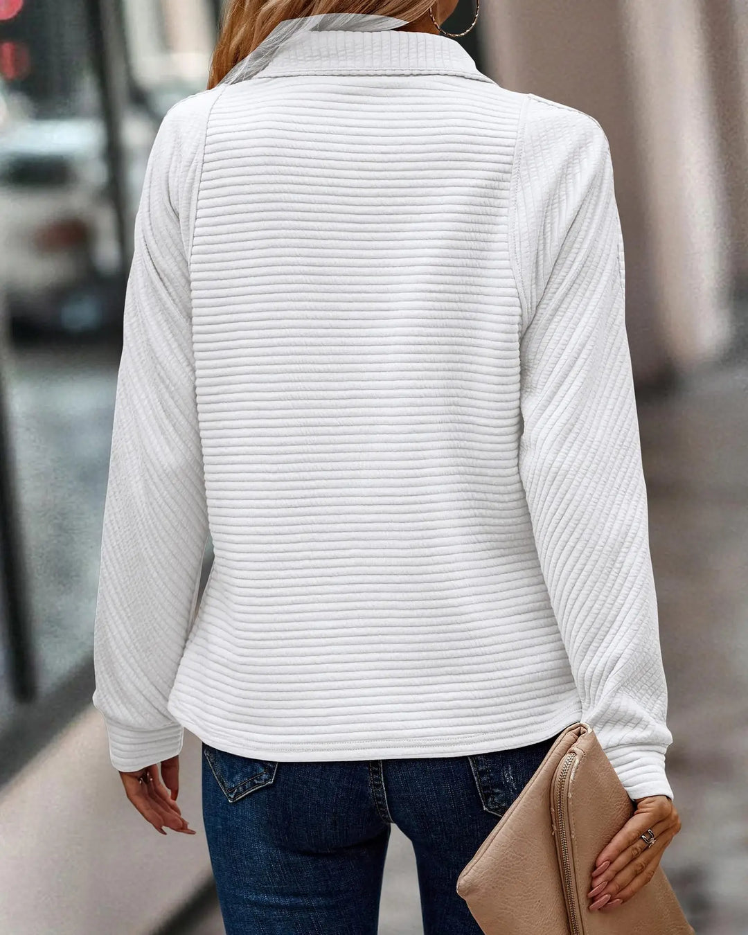 "Nora Zip Sweater voor dames met hoge kraag en ritssluiting, in een zachte katoenen/polyester mix, ideaal voor winteroutfits.