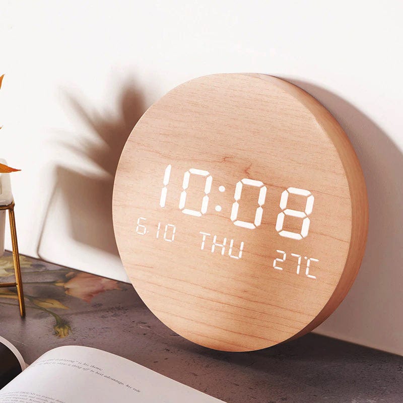 Moderne digitale wandklok met strak Scandinavisch design, perfect voor een minimalistisch interieur.