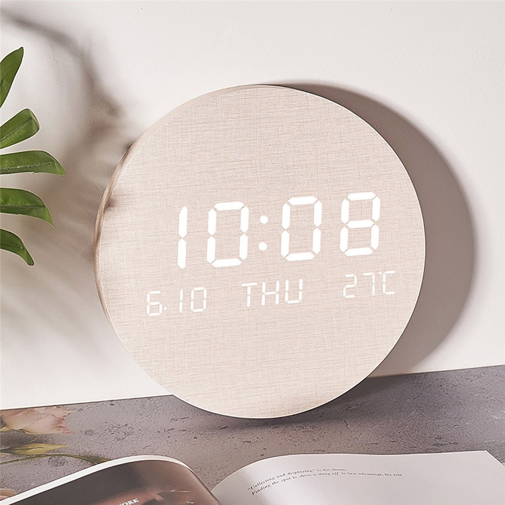 Stijlvolle digitale wandklok voor thuis, modern interieur design, duidelijke tijdweergave.