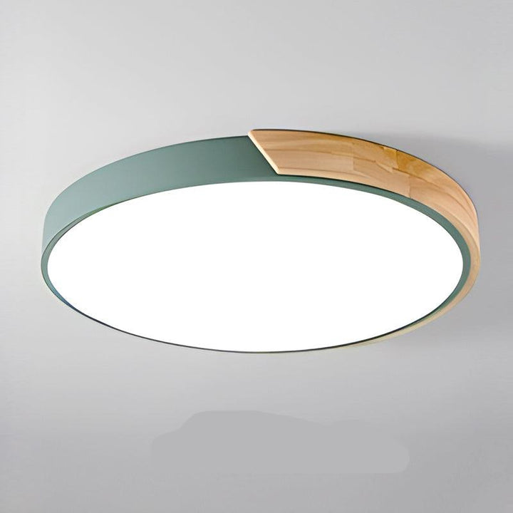 Macaroon plafondlamp in moderne woonkamer, sfeervolle verlichting en design.