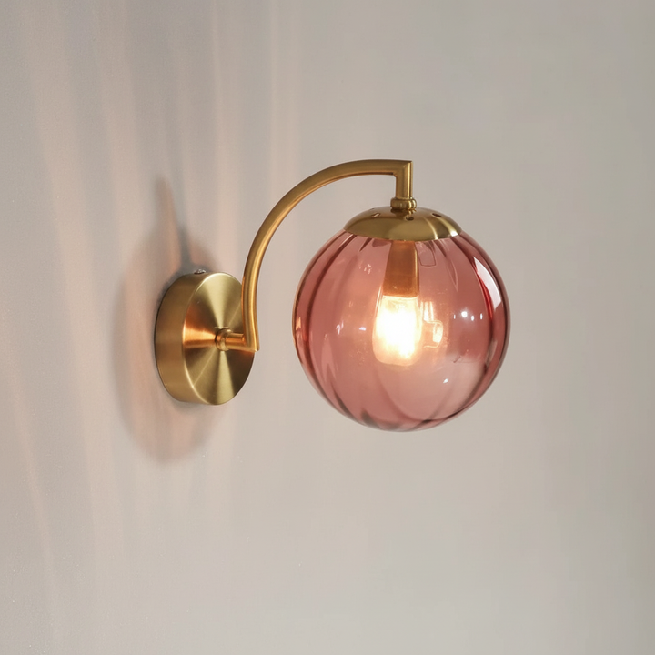 AuraOrb design wandlamp, elegante glazen bol en metalen arm, minimalistisch Noordse look.