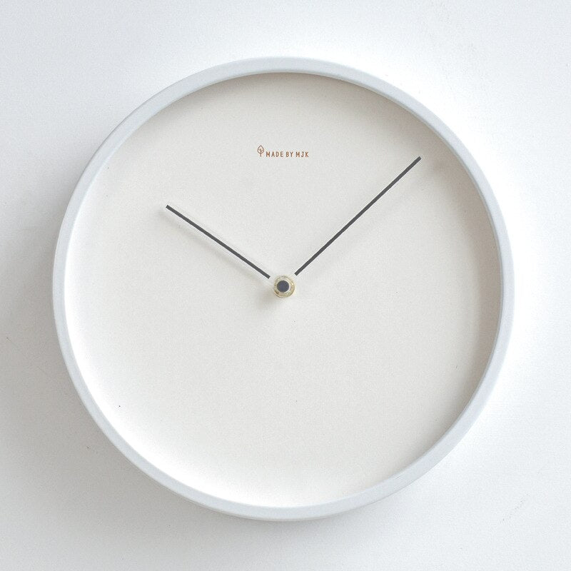 Elegante, stille Scandinavische wandklok. Minimalistisch design past perfect in elke moderne woondecoratie.