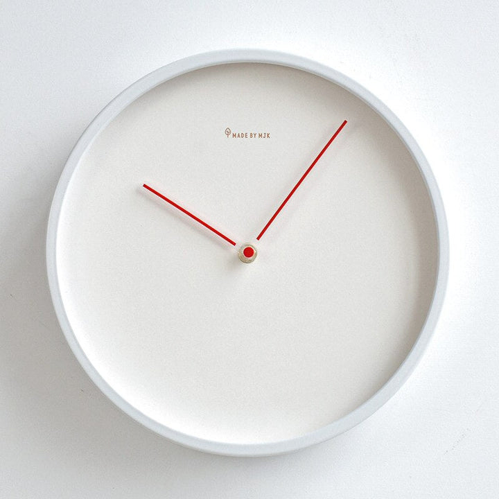 Deze minimalistische wandklok in Scandinavische stijl is een perfecte, stille toevoeging aan uw woonkamer.