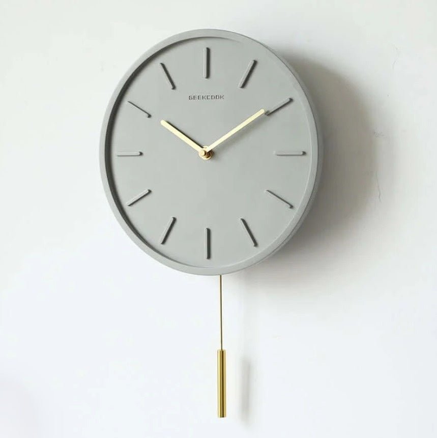 Unieke Tundra cement wandklok met minimalistische metalen slinger. Stille werking, ideaal voor een modern interieur.