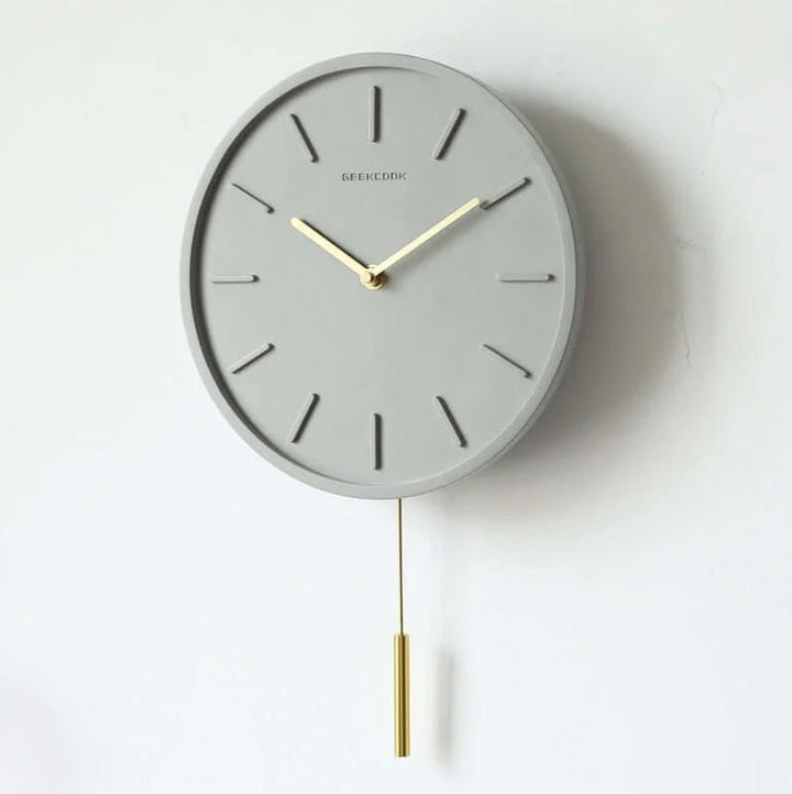 Unieke Tundra cement wandklok met minimalistische metalen slinger. Stille werking, ideaal voor een modern interieur.