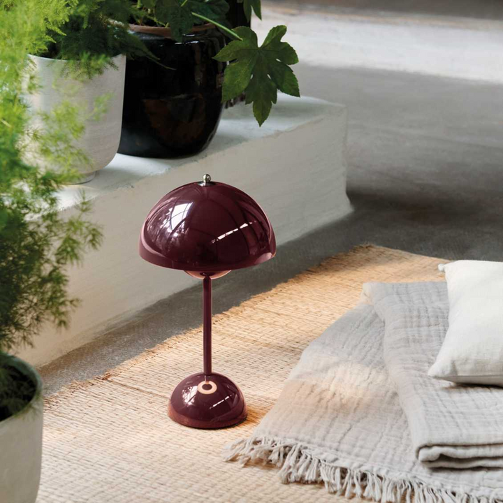 MoonGlow LED tafellamp, draagbaar en veelzijdig voor elk interieur, van modern tot klassiek.
