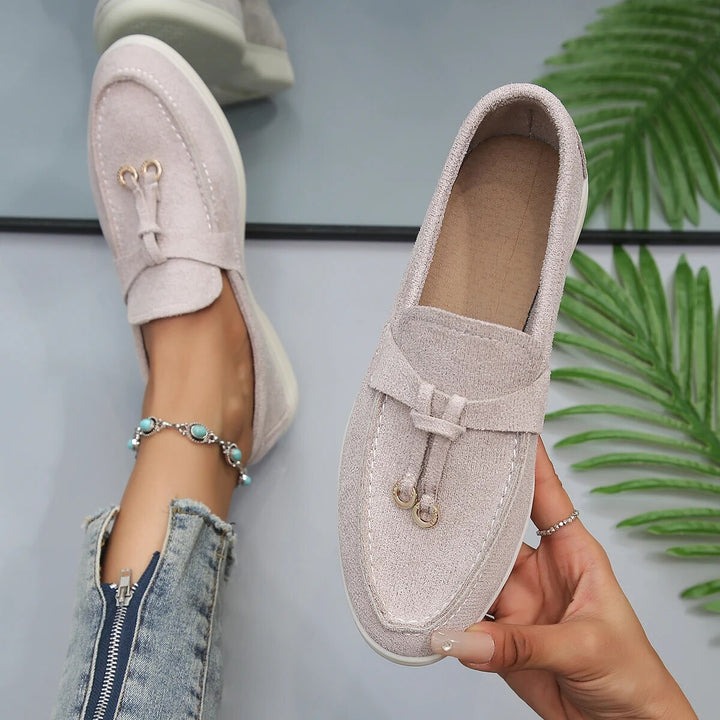 Detail van een dames loafer, toont het hoogwaardige materiaal en de nette afwerking. Stijlvol en comfortabel.