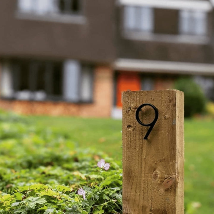 Zwevend huisnummer '3' in strak zwart design, ideaal voor een modern adres.