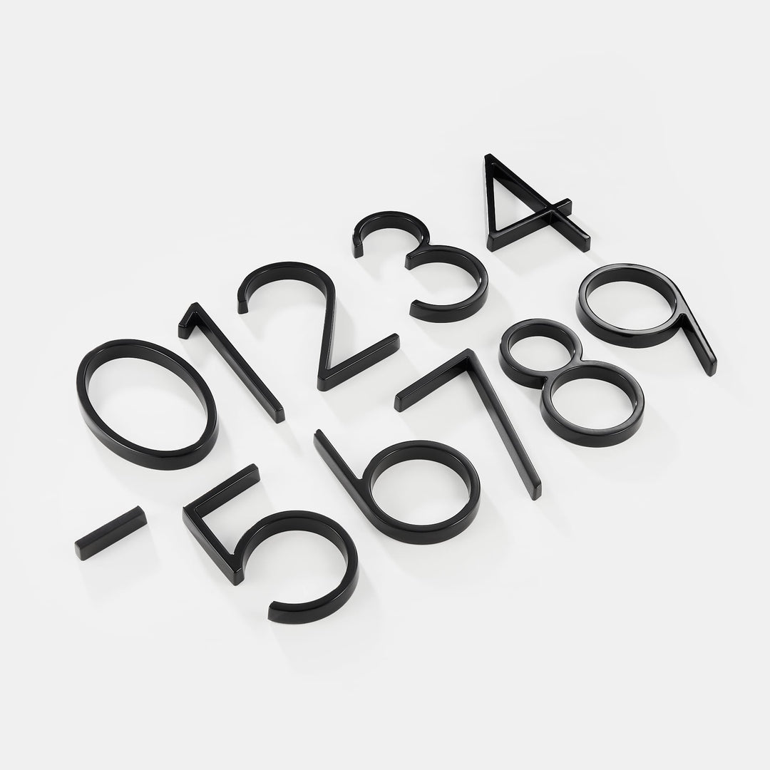 Diverse zwarte cijfers en letters met zwevend ontwerp, om uw huisnummer uniek te maken.