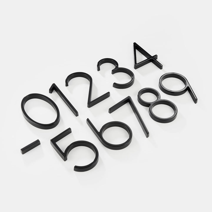 Diverse zwarte cijfers en letters met zwevend ontwerp, om uw huisnummer uniek te maken.