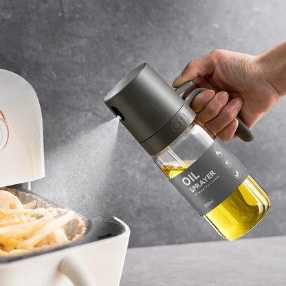 "Oliespuitfles 250 ml van hoog borosilicaatglas, slank en stijlvol ontwerp voor gelijkmatige olieverdeling in de keuken."